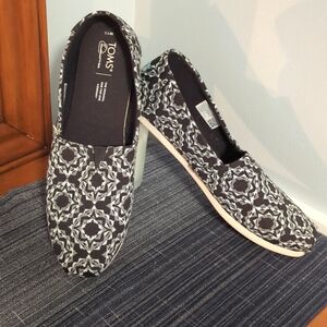 Toms womens size 11 slipon NWOT